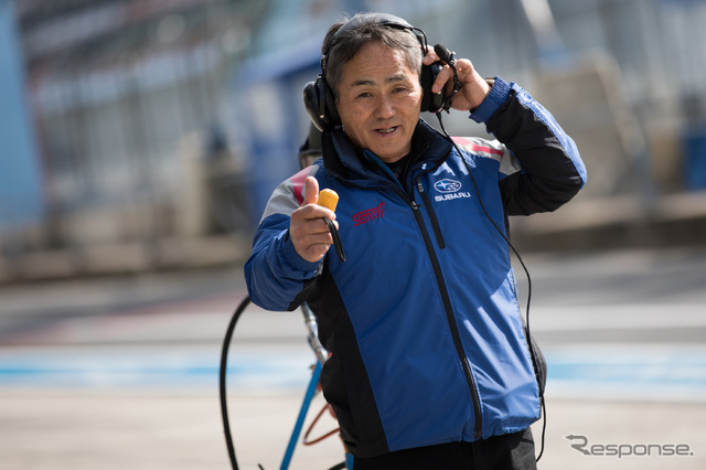 STI陣営の辰己英治監督。