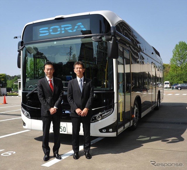 『SORA』を開発したトヨタ自動車、CVカンパニープレジデント小木曽聡専務役員(右)と権藤憲治CV製品企画・権藤憲治ZM主査(左)
