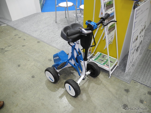 アークが展示した新パーソナルモビリティは折りたたみが可能