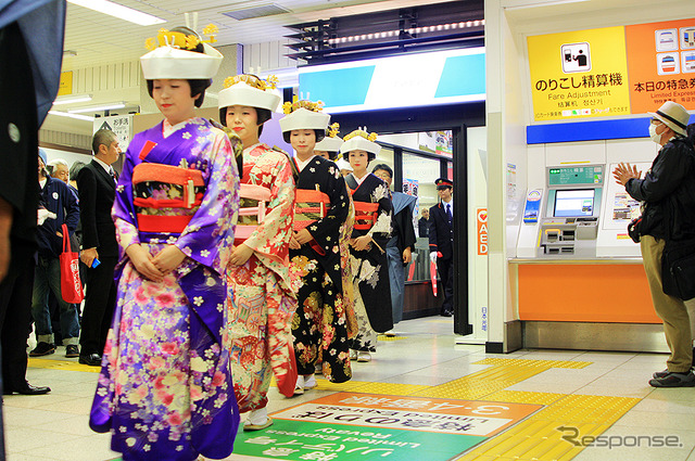 東武特急500系リバティー1周年、南会津の花嫁行列がサプライズ