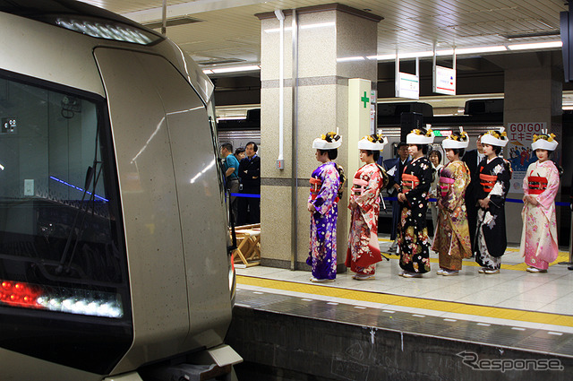 東武特急500系リバティー1周年、南会津の花嫁行列がサプライズ