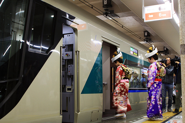 東武特急500系リバティー1周年、南会津の花嫁行列がサプライズ