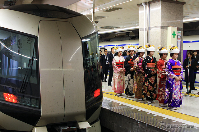 東武特急500系リバティー1周年、南会津の花嫁行列がサプライズ