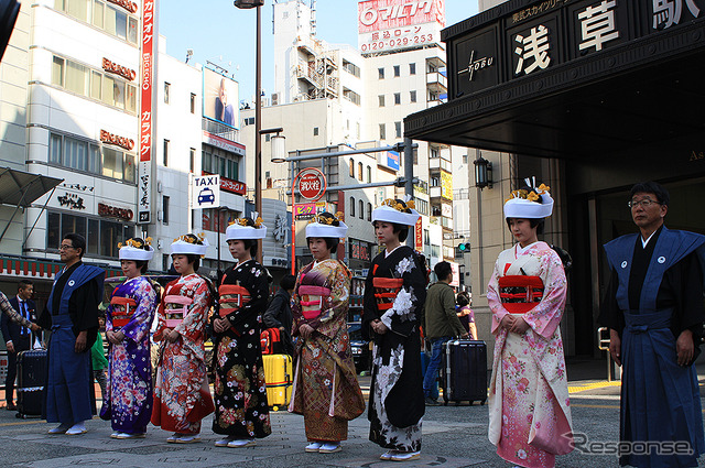 東武特急500系リバティー1周年、南会津の花嫁行列がサプライズ