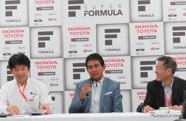 今季は元F1ドライバーの鈴木亜久里さん(中央)がいくつかのレースで中継解説を担当する。