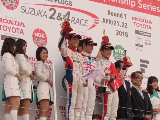 表彰式。中央左から2位の関口、優勝の山本、3位の野尻。