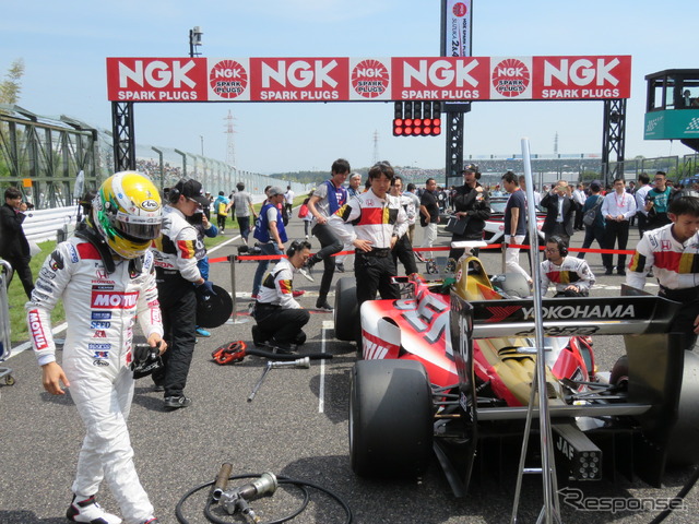 ポールポジションの自車に乗り込む#16 山本尚貴。