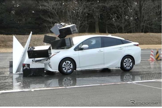 衝突を回避できない場合がある事例をビデオで啓発(任意の車を使用)