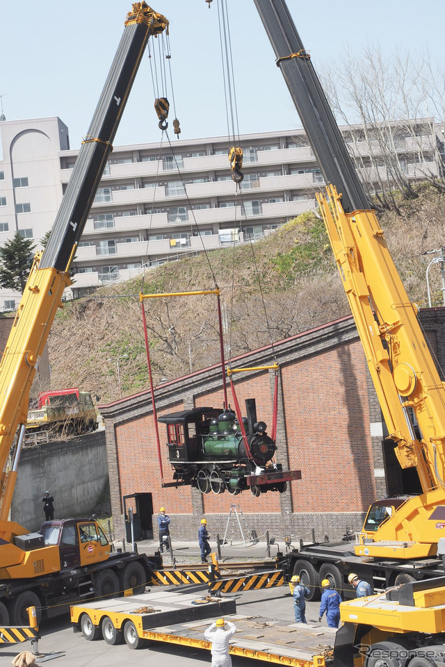 「アイアンホース号」の搬出風景。テンダー（炭水車）はあらかじめ外されており、前後にワイヤーを取り付け、クレーンで引き上げられた。