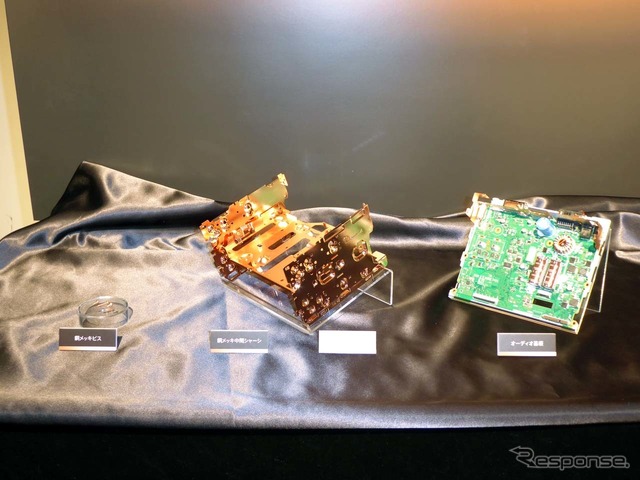 左から「Xシリーズ」に採用された銅製ビス/銅メッキシャーシ/高級パーツをふんだんに使ったオーディオ基板