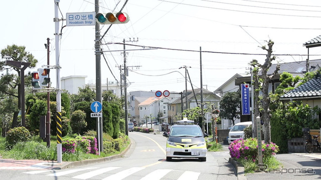 信号情報を携帯電話網を用いて 自動運転車両に活用した日本初の公道実験