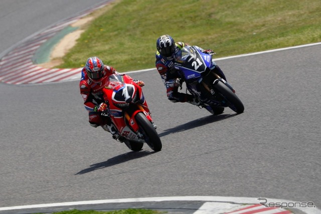 鈴鹿2&4レースではTeam HRC高橋巧とヤマハファクトリー中須賀克行が激戦を繰り広げた