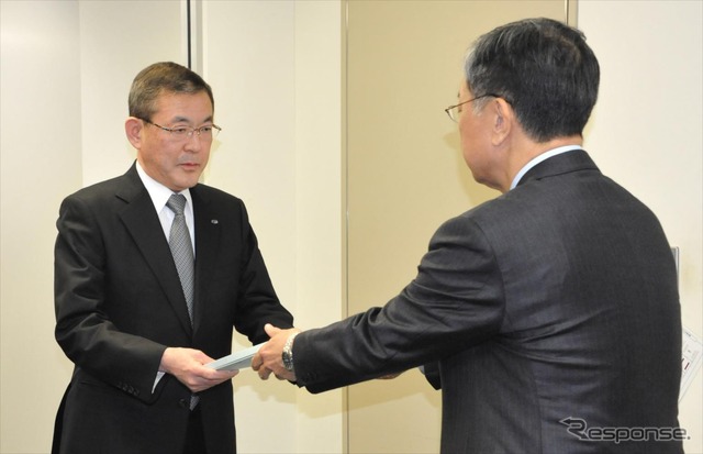 スバル群馬製作所の不適切な完成検査で、再発防止を含めた報告書を手渡す吉永社長