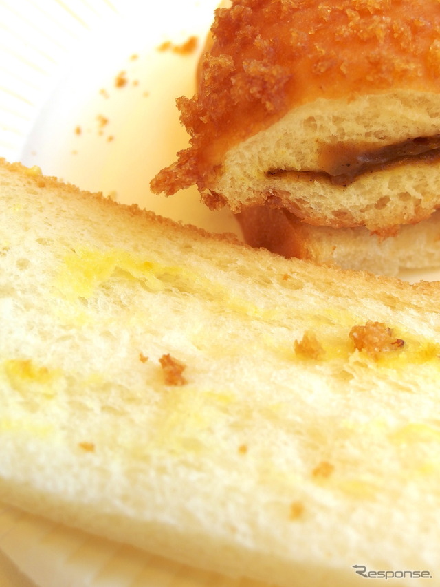 マスタード入りマヨソース。食パンとカレーパンとの接着剤?