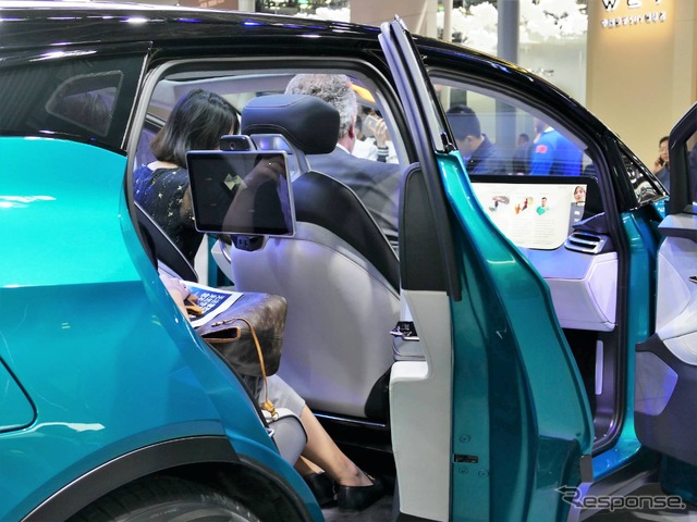 リアシートにも前席シートバックにディスプレイが備え付けられている（北京モーターショー2018）。