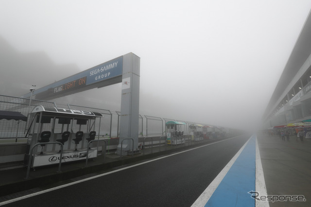 予選日、午前中は濃い霧が富士スピードウェイを包み込んだ。