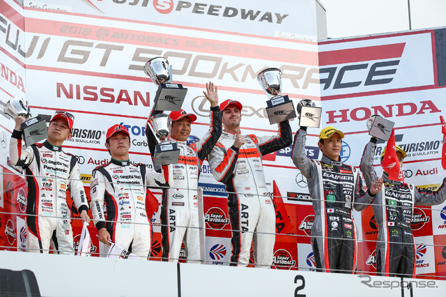 GT300クラス表彰式。中央左が高木、右がウォーキンショー。