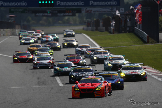 GT300クラス、決勝スタートの模様。