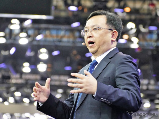 プレスカンファレンスに登場したBYD社長の王伝福氏。中国では立志伝中の人物だ。
