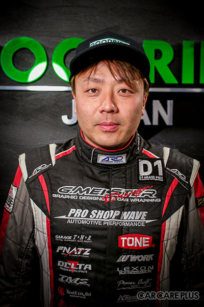 D1ドライバーの山口孝二選手。実は「カーラッピング」の凄腕職人として業界でも有名な人物だ