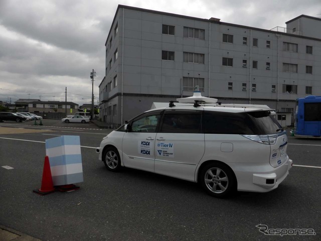 障害物の状況を離れた場所にいるオペレーターがカメラを通して視認し、それを回避する操作を実施。車両は無事に障害物を回避した