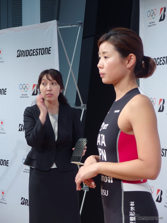 ブリヂストン、パラトライアスロン秦由加子選手用新型ゴムソール発表(都内、4月18日)
