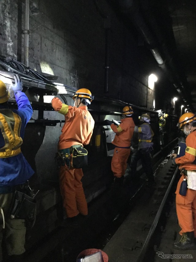 2017年11月から2018年3月にかけて田園都市線で実施された緊急安全総点検の様子。今年度は同線で相次いだ輸送障害の教訓を生かして、設備更新を重点的に進めていく。