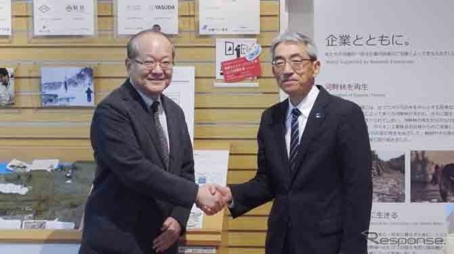 知床財団 村田良介理事長（右）と日本グッドイヤー 金原雄次郎社長（左）