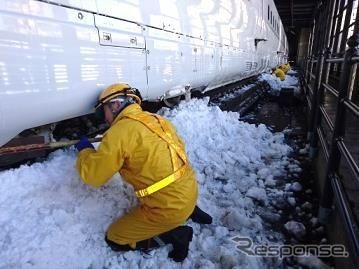 雪ベラを使って行なわれている従来の雪落とし作業。