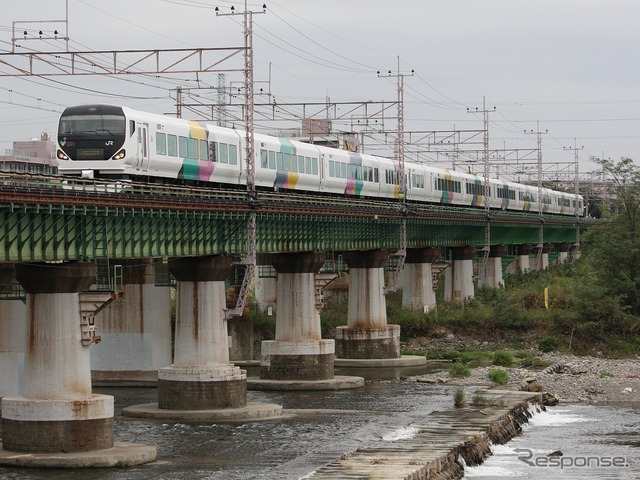 E353系の増備により東海道線へ順次転出することになったE257系。東海道線では国鉄時代に登場した185系が伊豆方面の特急『踊り子』で運行されているが、E257系の進出により去就が注目される。