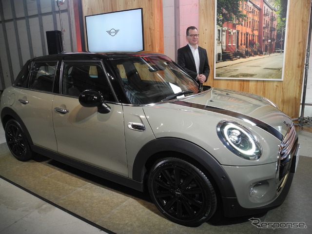 『MINI』5ドアとフランソワ・ロカ本部長