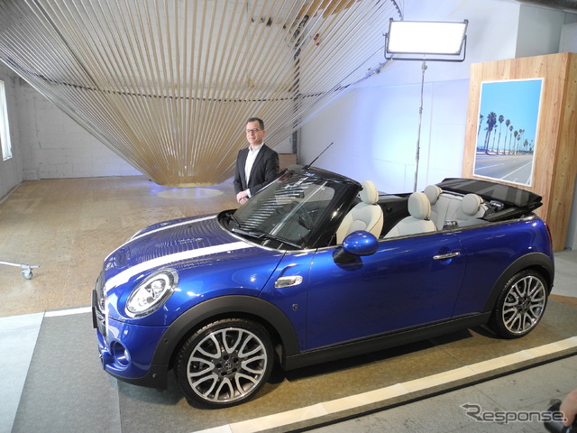 『MINI』コンバーチブルとフランソワ・ロカ本部長