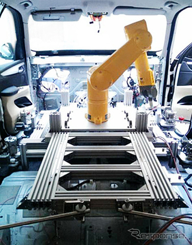 自動車ドア開閉耐久試験ロボットシステム「ROACTERE」