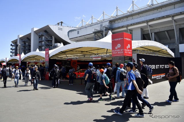 SUPER GT PIT BOXの様子