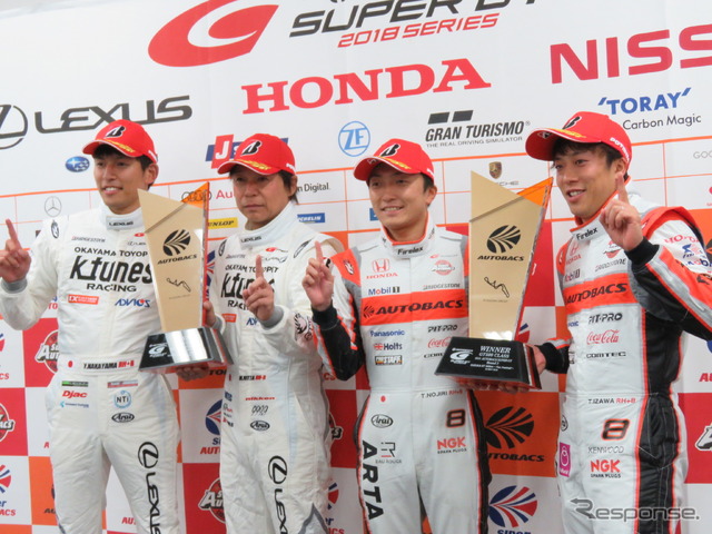 左からGT300優勝の中山雄一、新田守男、GT500優勝の野尻智紀、伊沢拓也。