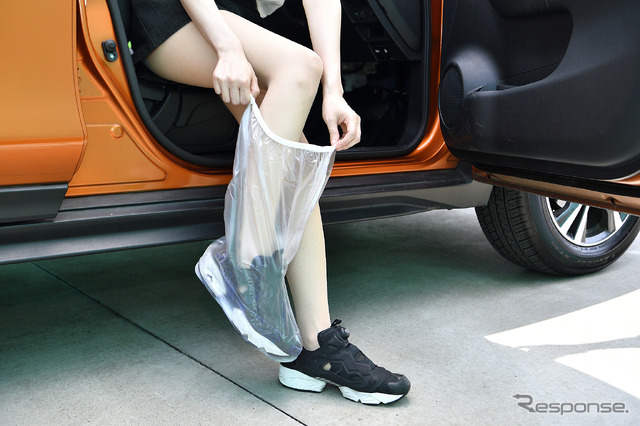 ファスナー式なのでスムーズ PHOTO:雪岡直樹