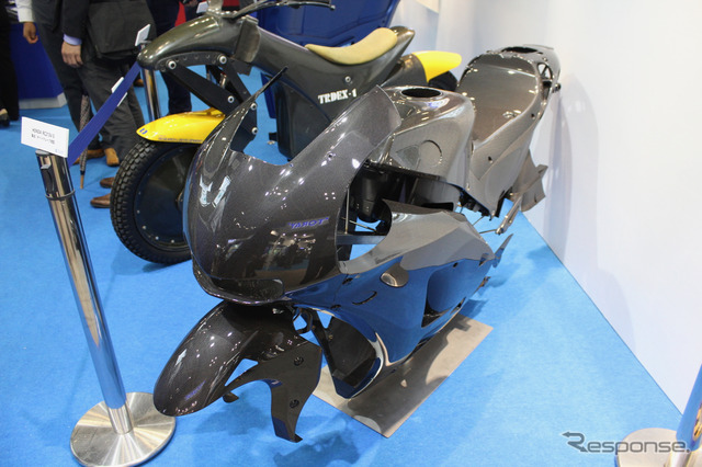 こちらは東京R&Dが展示したホンダのスーパースポーツRC213V-S用の外装部品。すべてCFRP製で同社が量産まで担当した。