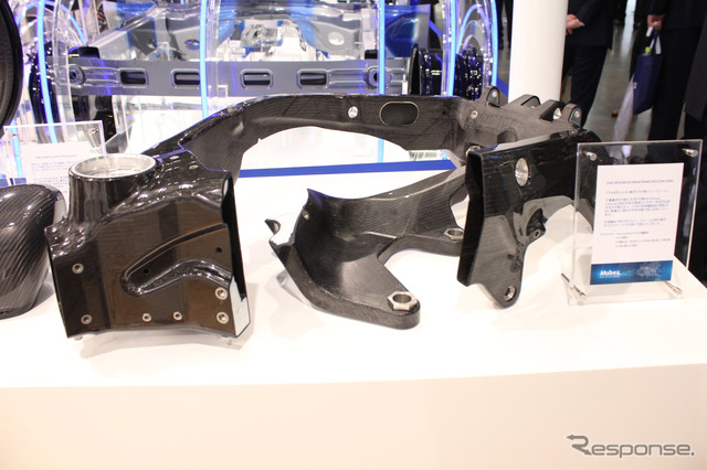 Mubea社のブースに展示されていたBMW HP4レース用のCFRP製フレーム。一体成形だが、部位ごとにCFの方向性を変え、剛性を調整している。