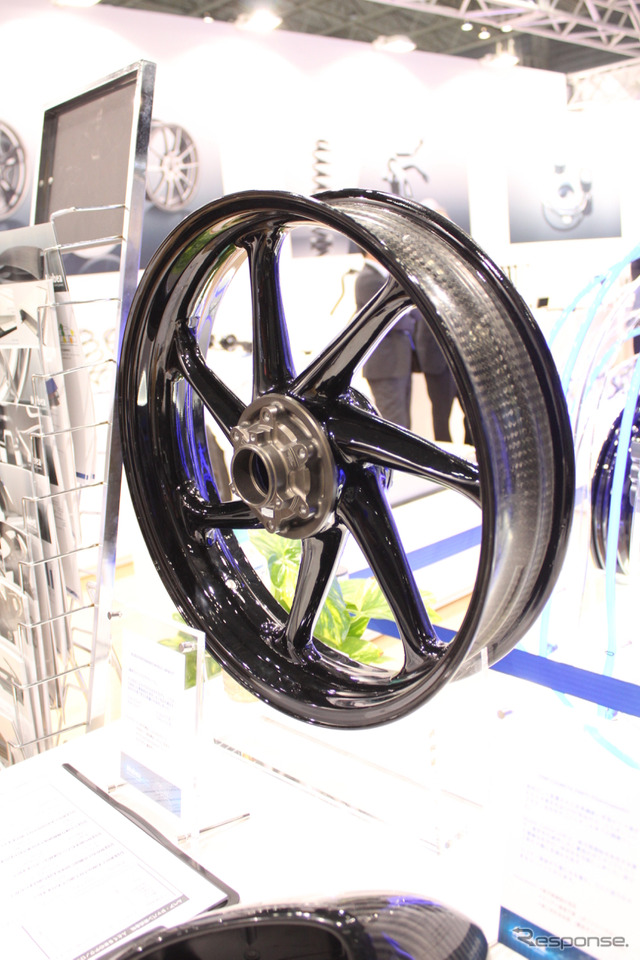 こちらは同じくHP4レース用のCFRP製ホイール。ハブ部分にはマグネシウム合金を採用し、構造用接着剤で接合している。