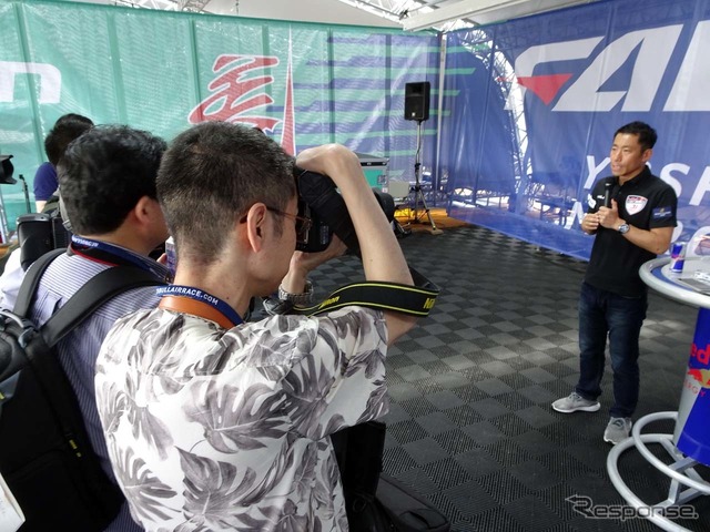 事前インタビューは、浦安市総合公園内に設けられたハンガー内で行われた