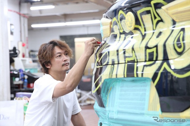 香取慎吾氏による新型BMW X2ラッピングカー