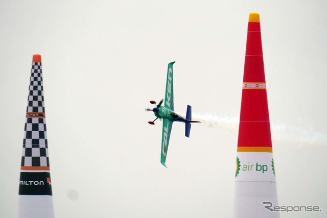 2回目のフリープラクティスを飛ぶ室屋選手の機体