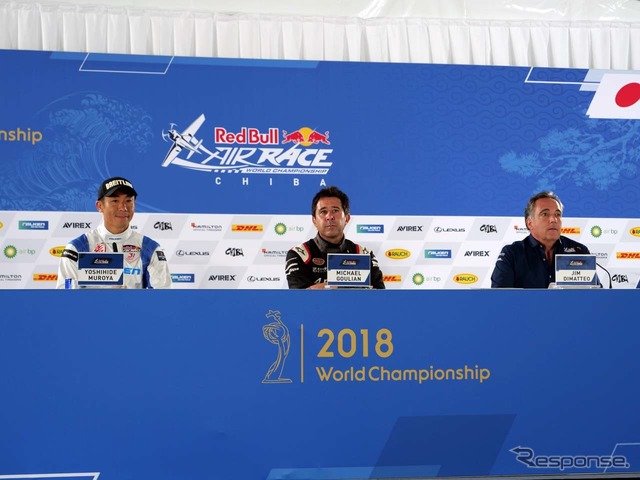 会見に臨む、(左から)予選3位の室屋義秀選手、予選トップのマイケル・グーリアン選手、レッドブル・エアレースのレース・ディレクター ジム・ディマッテオ氏