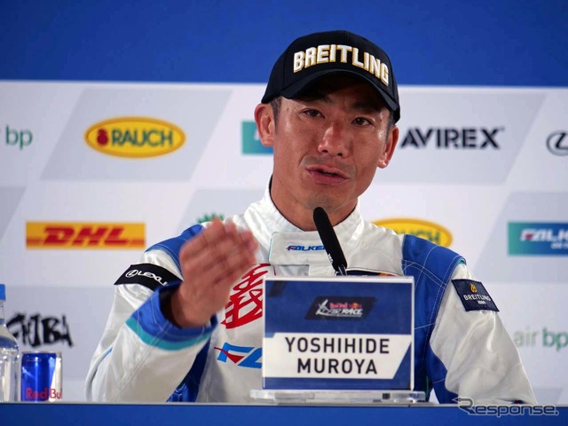 レース後の会見で敗因を語る室屋選手