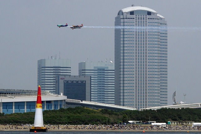 会場沖の海上には規制ラインが設定されており、そこから先は入ることができない。3機によるパレードフライトは200mm程度のレンズを使って撮影した。