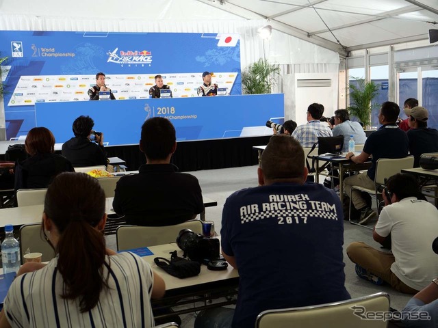 レース語の記者会見会場には大勢のメディアが集まった