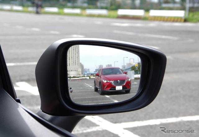 先進安全技術を装備した車の性能を保つには整備業界の質・技術の向上が欠かせない（写真はマツダ車のブラインドスポットモニタリング）