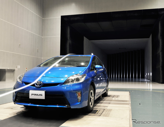 本社工場風洞実験棟車両計測風景