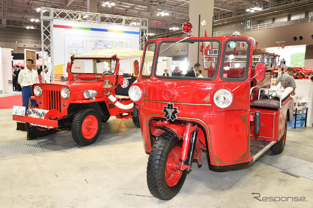 元臼田町消防団の三輪消防車（向かって右。東京国際消防防災展2018）