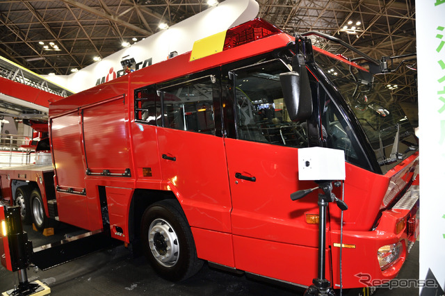 モリタの先端屈折式はしご付消防ポンプ自動車(車いす対応)SUPER GYROLADDER(東京国際消防防災展2018)